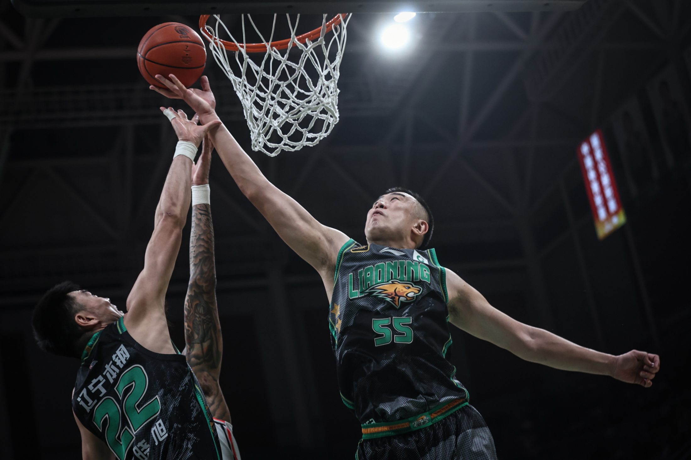 北京首钢迎NBA季后赛关键赛；加时末段内部沟通；悬念犹存；年轻球员得到机会